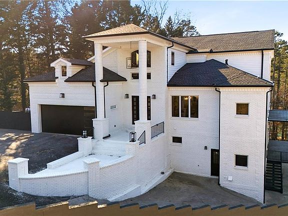 4th image of 2390 Peachtree Rd