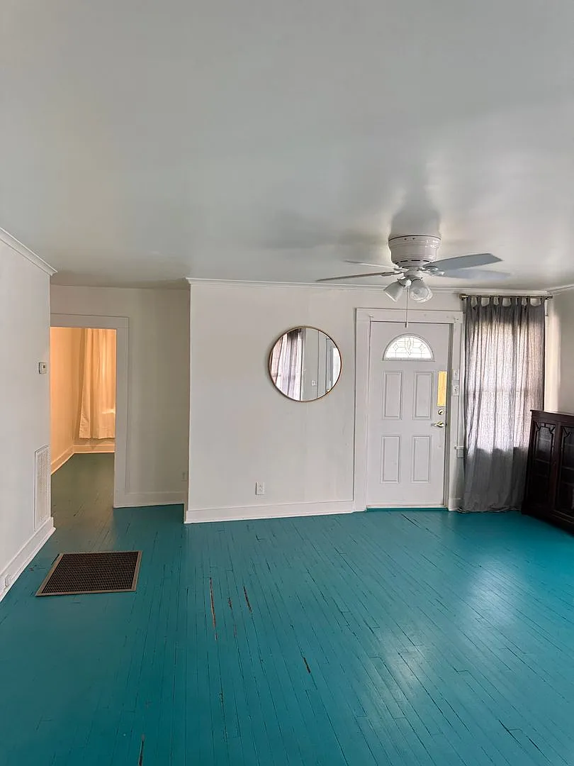 Charming 2 bedroom 1 bath home on large corner lot in desirable part of Springfield — Photo 4