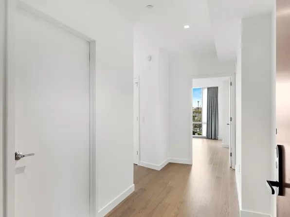 75 Park Lane South image 21 of 38