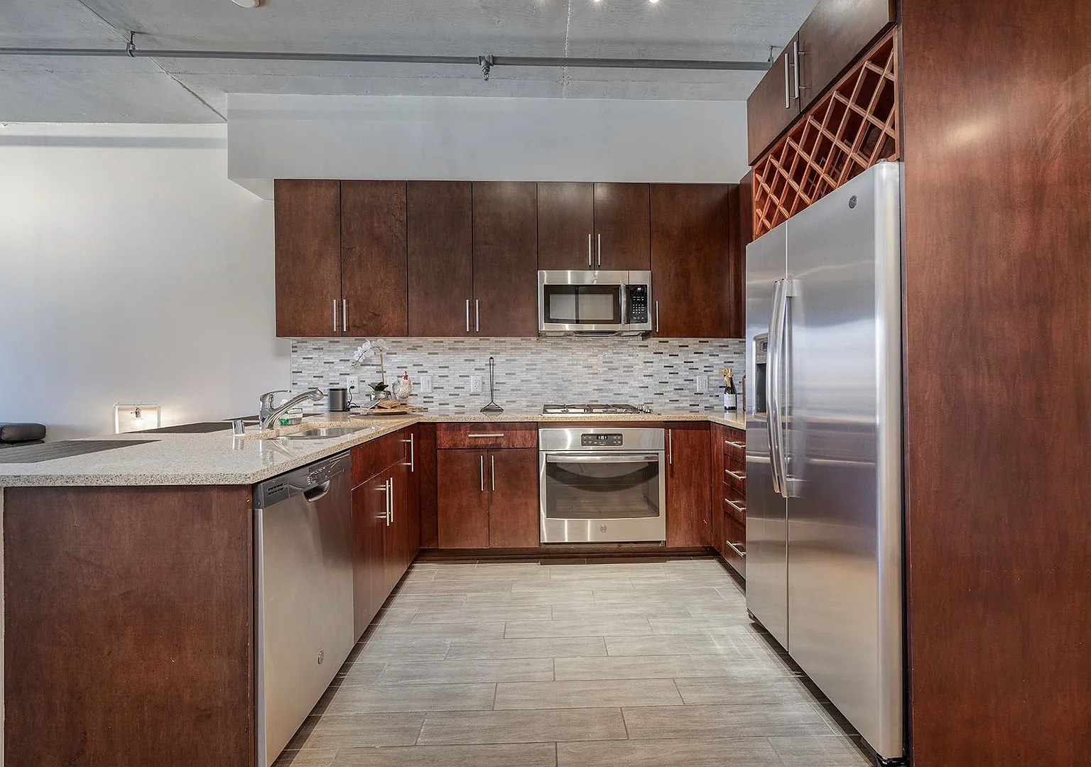Fully Furnished Spacious One Bedroom - Downtown Las Vegas — Photo 4