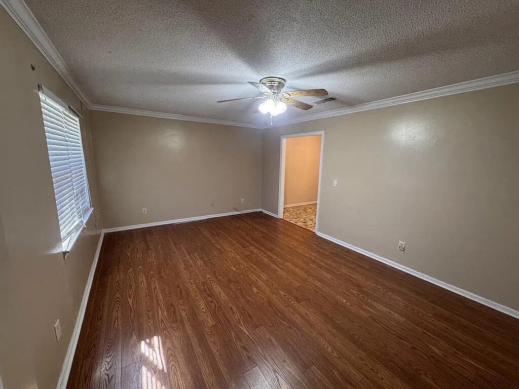 3 bed, 1.5 bath, 1096 sqft, $1,000 — Photo 2