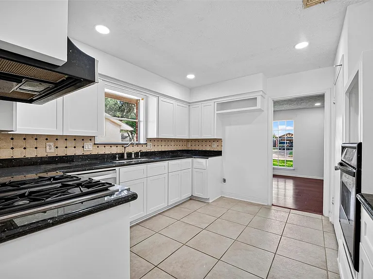 3910 Chile Dr — Photo 11