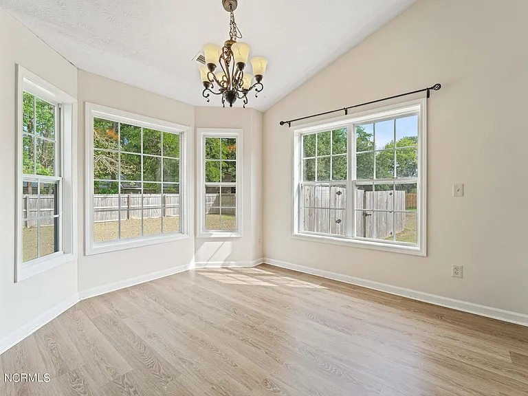 102 Mendover Dr — Photo 10