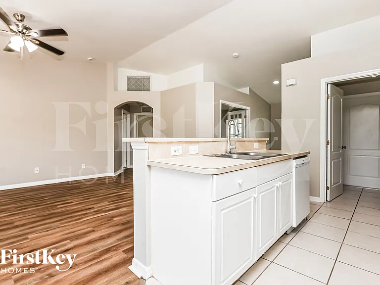 1141 Ebert St E — Photo 9