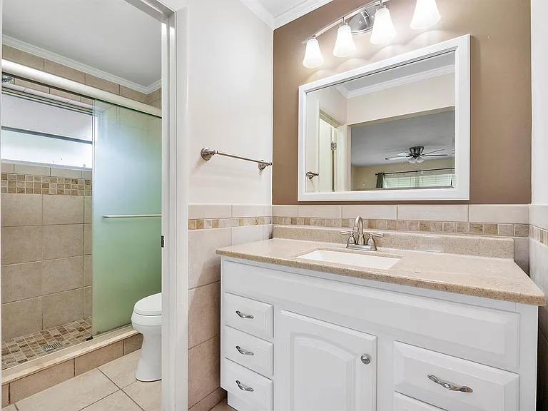 212 High Point Ter W #1 — Photo 9