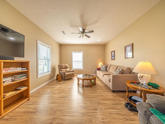 5th image of 631 Spring Valley Dr