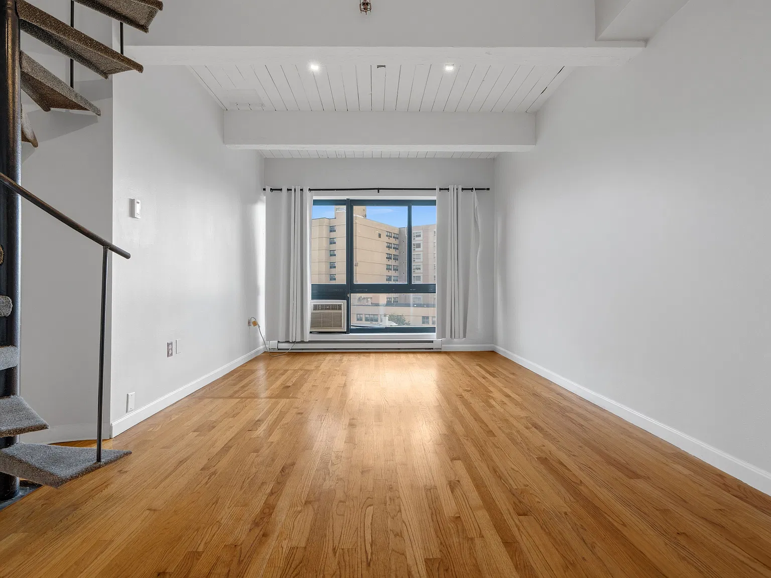 2 bed, 1.5 bath, 647 sqft, $3,600 — Photo 3