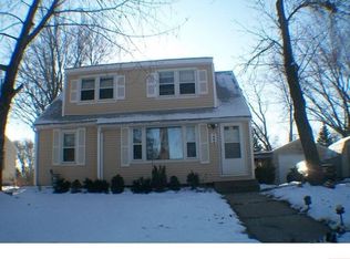 1450 Sandhurst Ave E, Maplewood, MN 55109