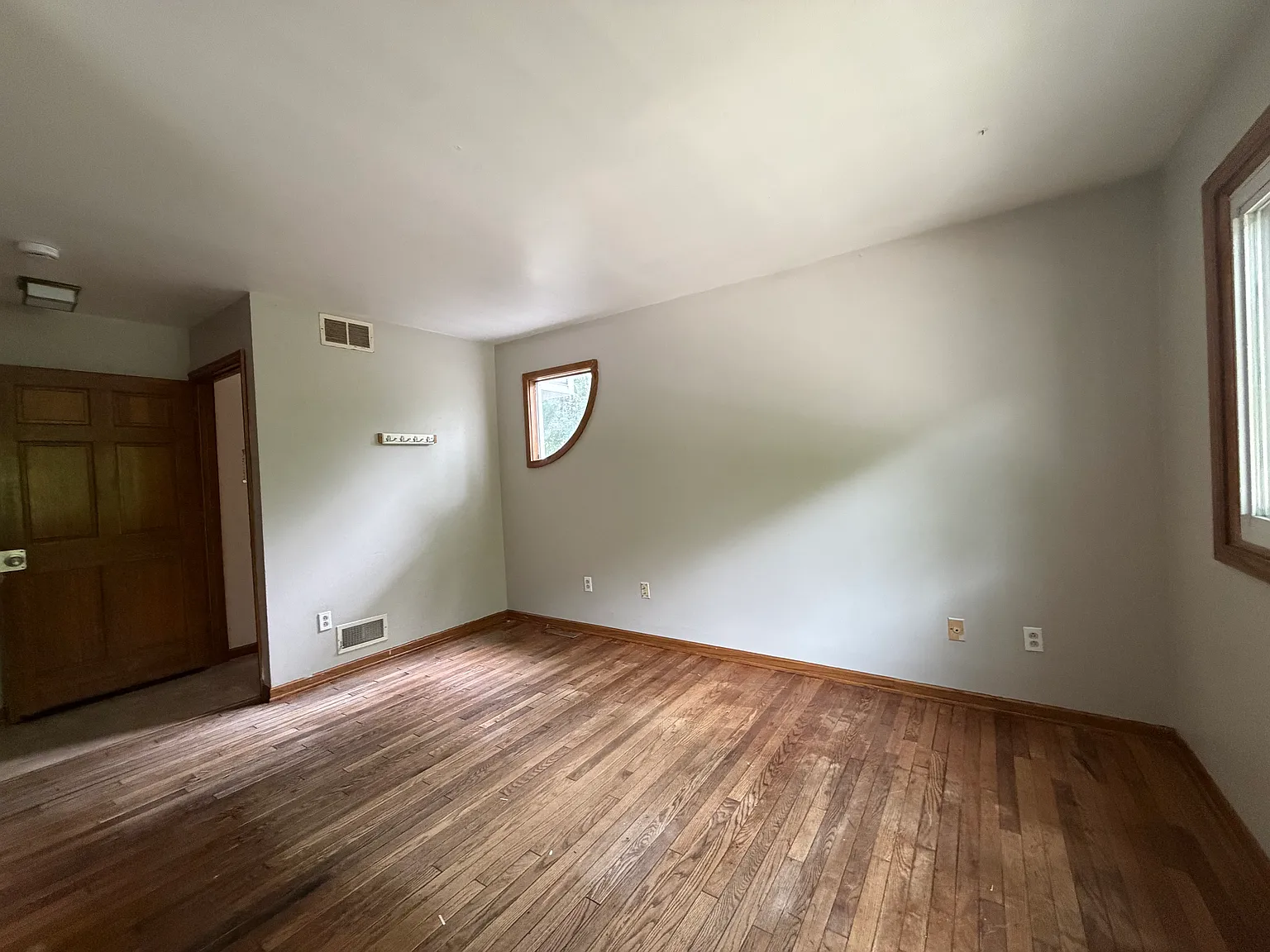 4 bed, 1.5 bath, 3358 sqft, $2,195 — Photo 3