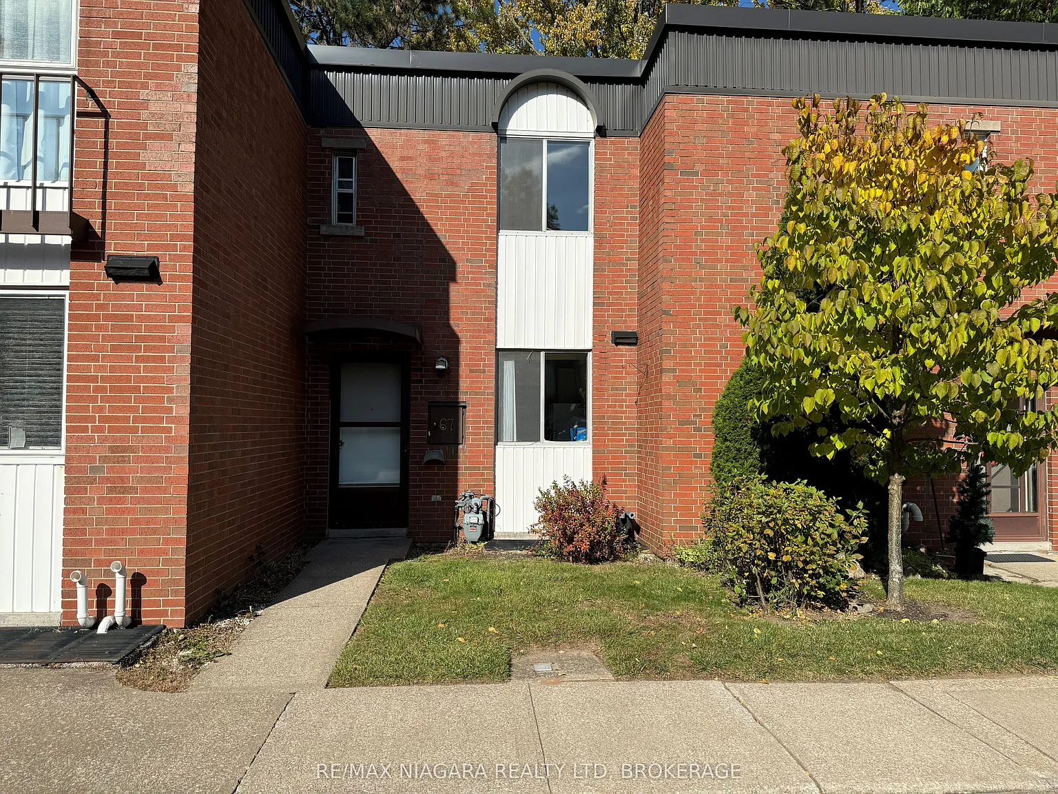 3 bed, $2,395 — Photo 2