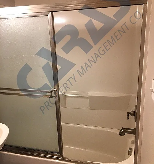 Tub/Shower with sliding door