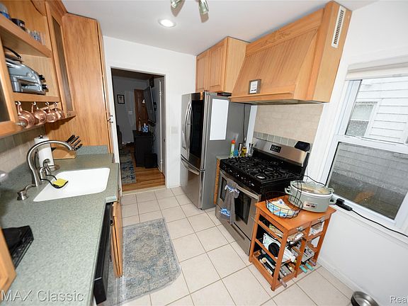 4th image of 872 E Rowland Ave