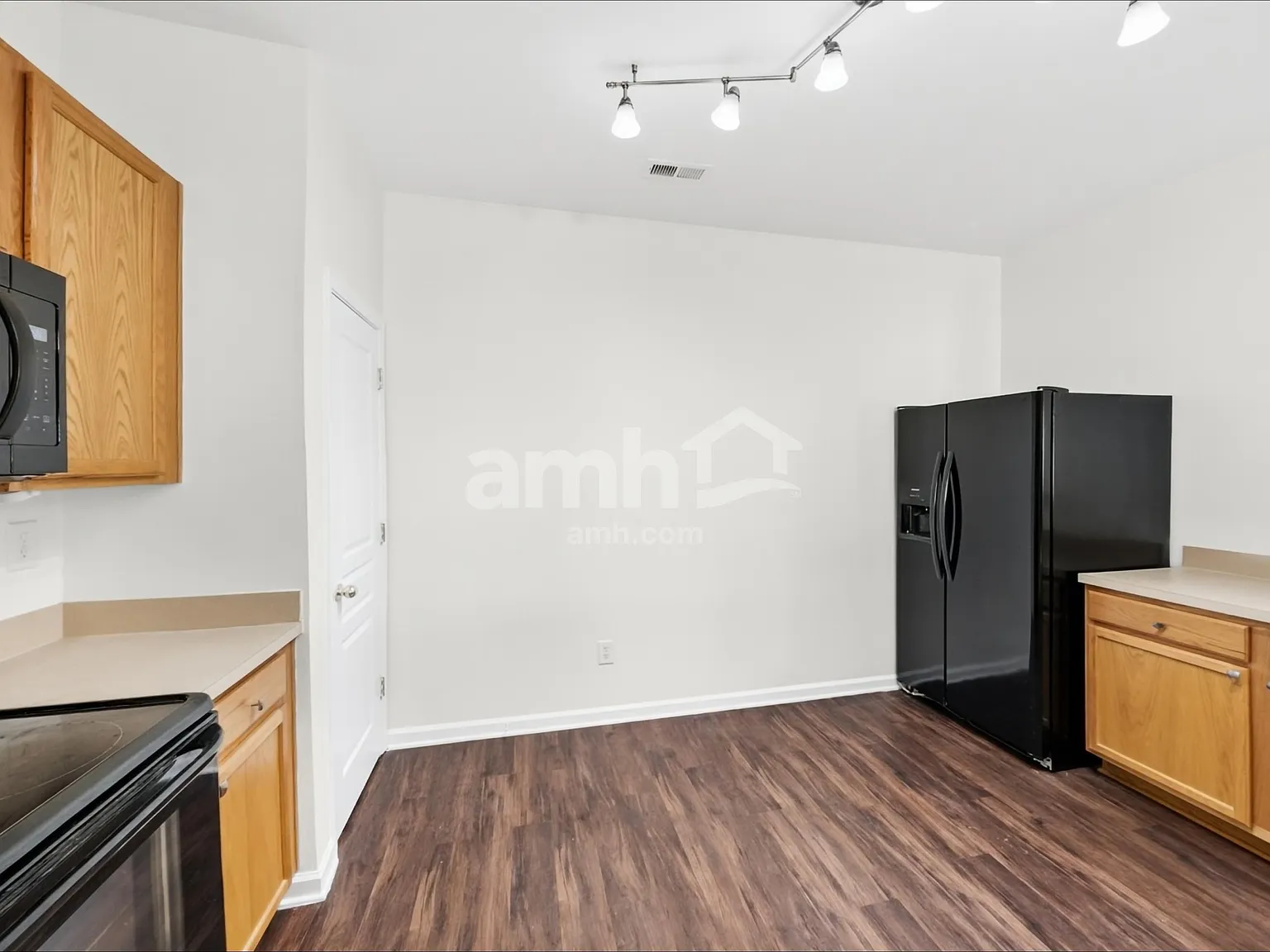 3 bed, 2.0 bath, 1465 sqft, $2,135 — Photo 3