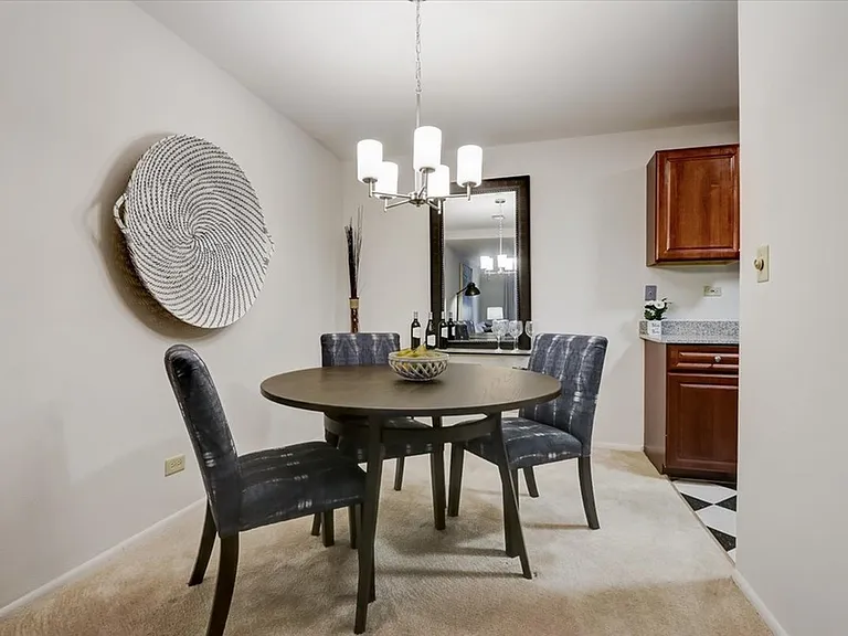 1 Bedroom Dining Area
