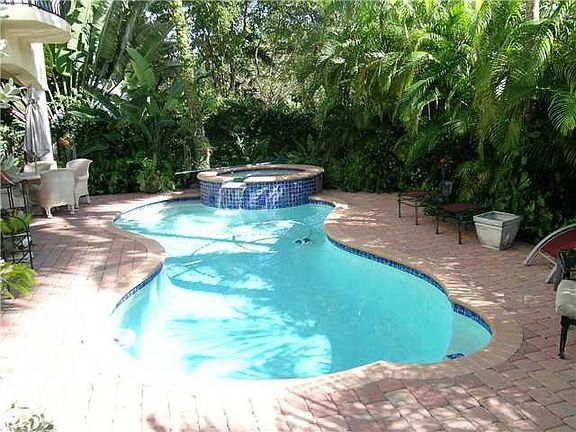 3rd image of 320 NE 16th Avenue #0