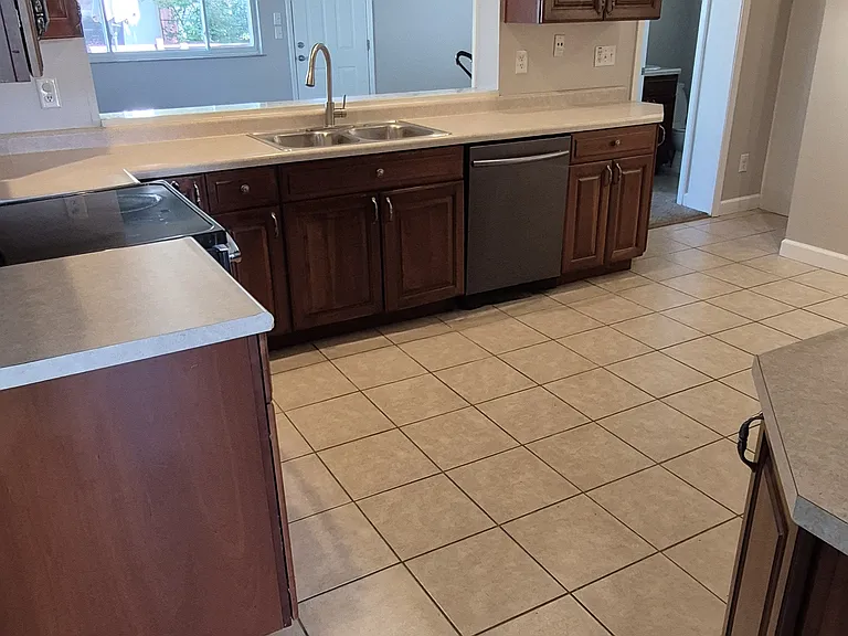 1704 Hawthorne Dr — Photo 8