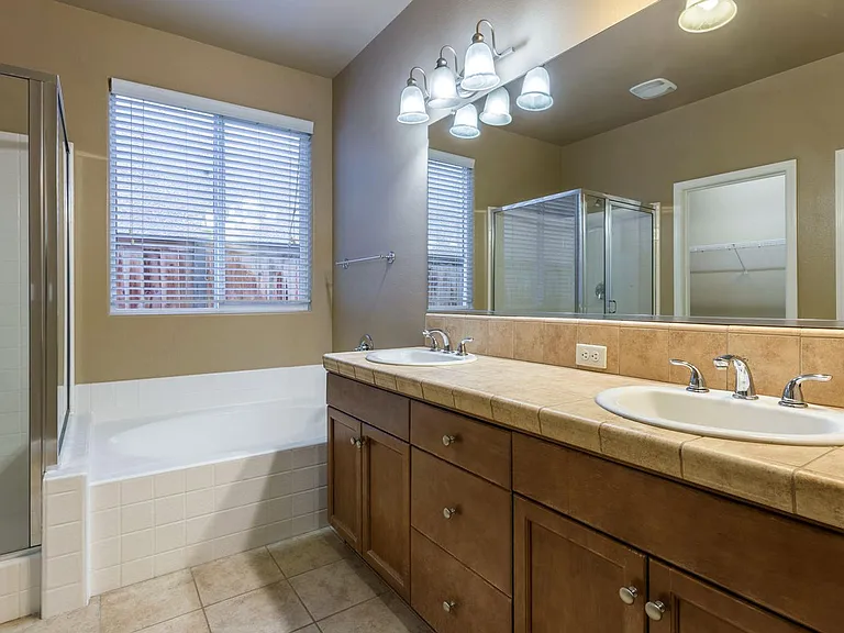 4044 Heritage Ln — Photo 19
