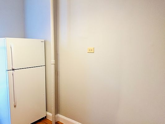 4th image of 2114 Caton Ave APT 4E