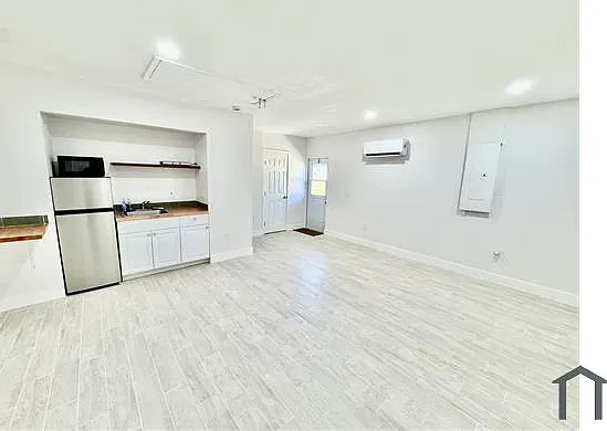 1 bed, 400 sqft, $1,600 — Photo 1