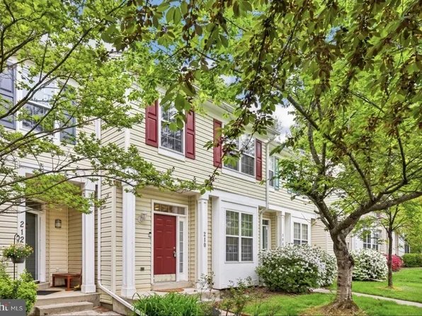 210 Twelve Oaks Dr, Gaithersburg, MD 20878