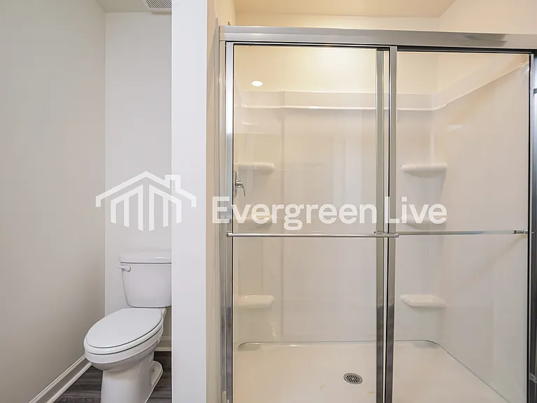 305 Logan Creek Dr — Photo 10