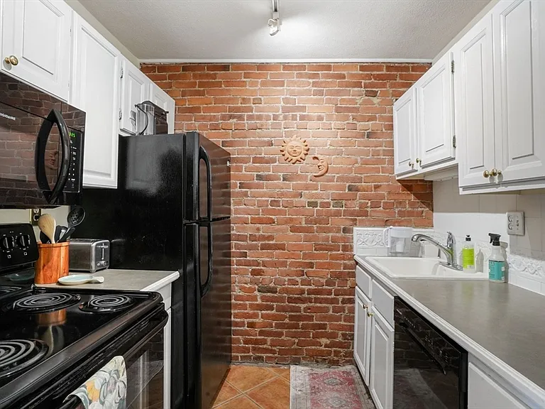 315 Beacon St #8 — Photo 4