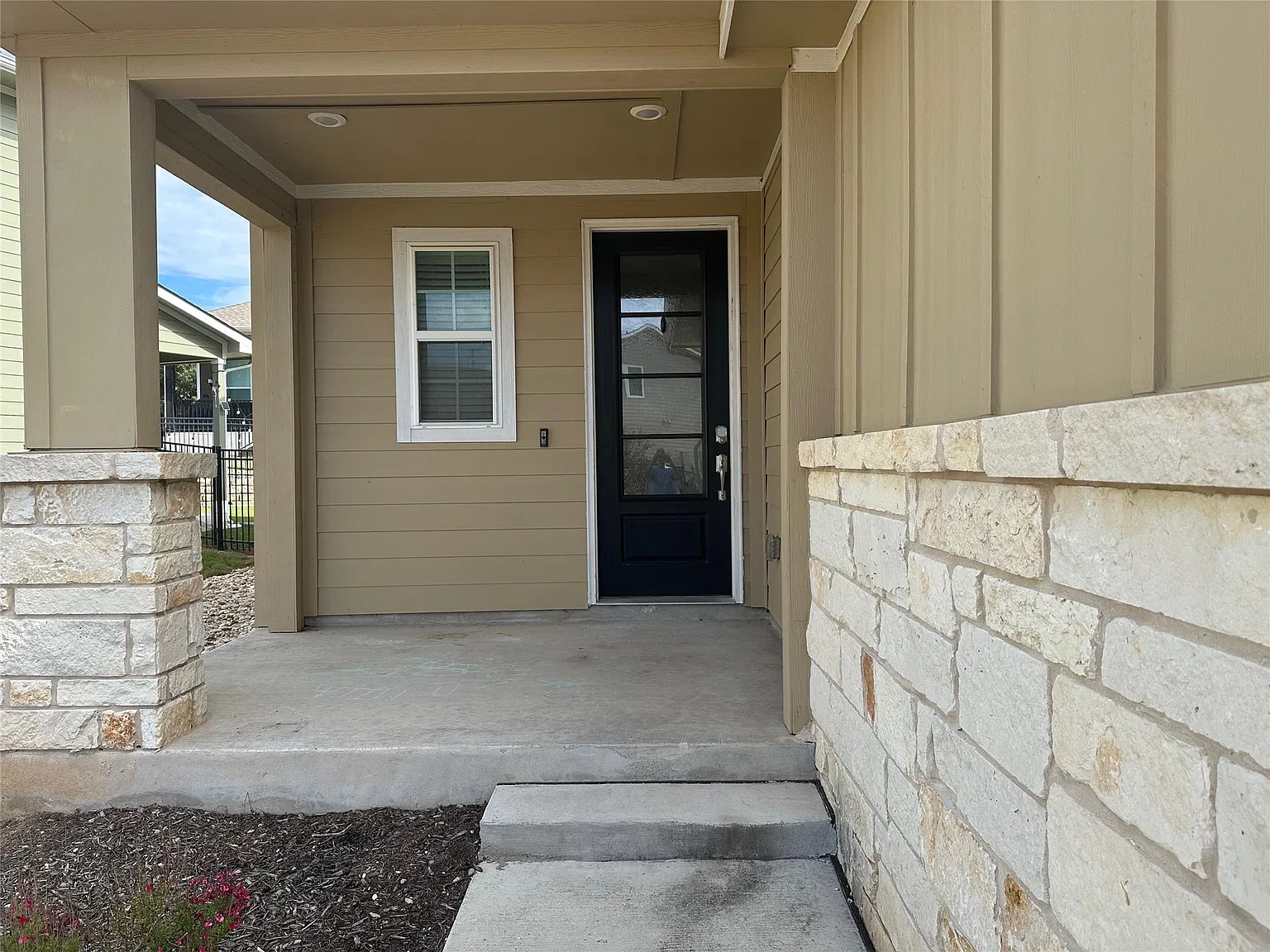 3 bed, 2.5 bath, 1944 sqft, $1,850 — Photo 2