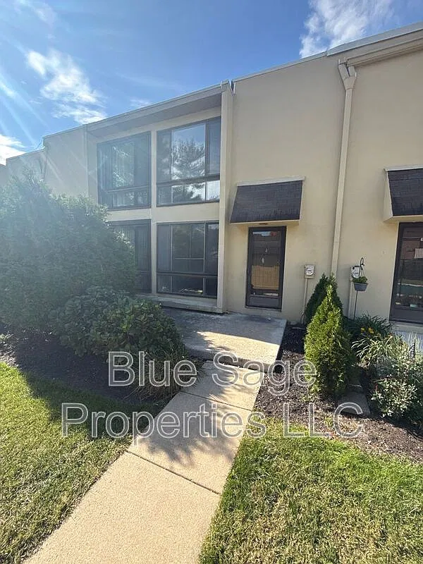 2 bed, 1.0 bath, 768 sqft, $1,350 — Photo 1