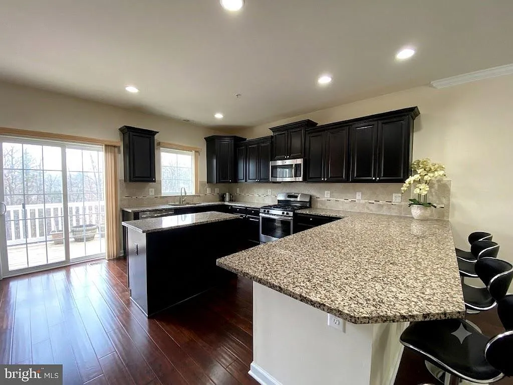 4 bed, 5.0 bath, 2800 sqft, $3,800 — Photo 2