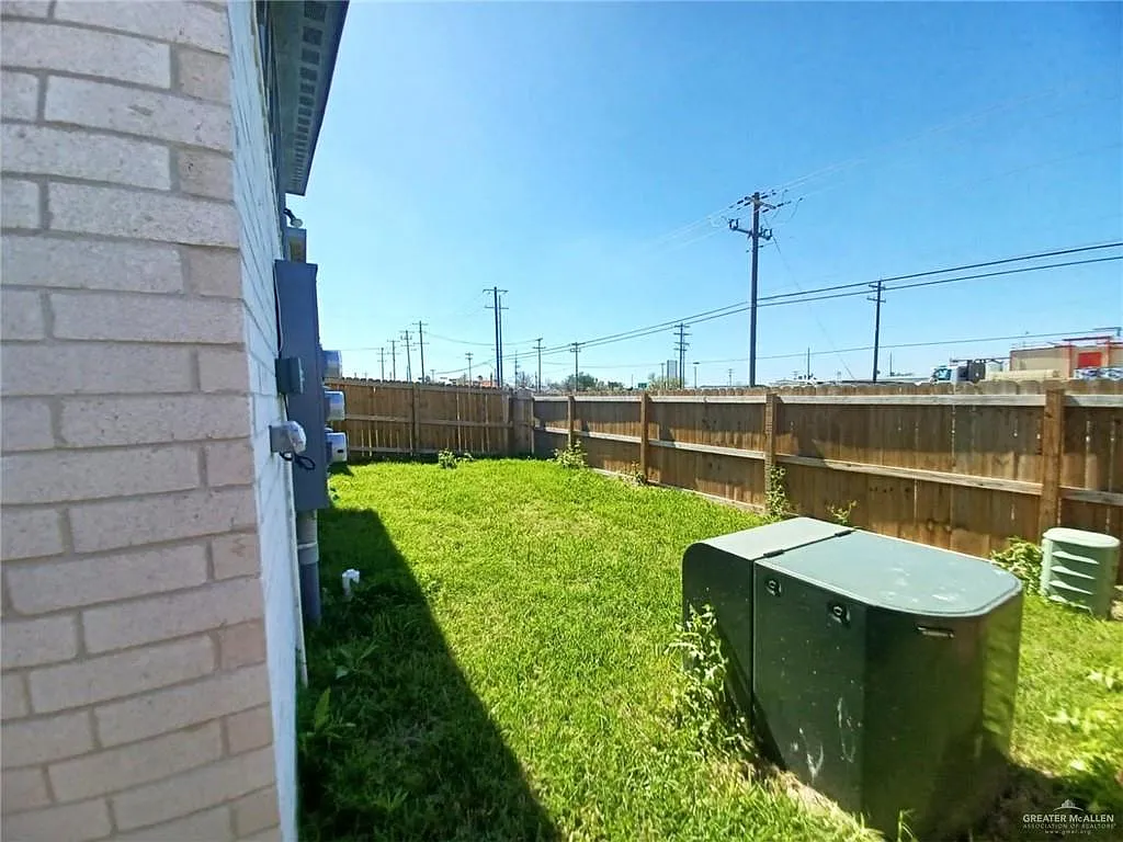 Building Photo - 1630 Playa Dr #1