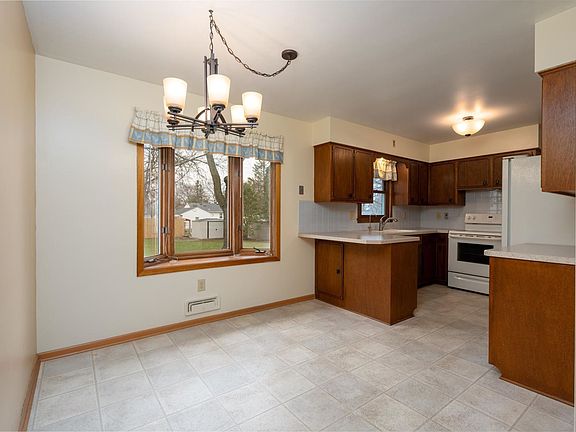 5th image of 243 15th St NE