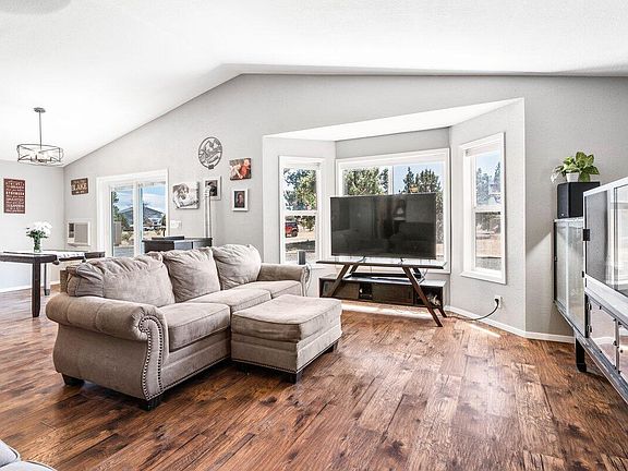 Living Area>