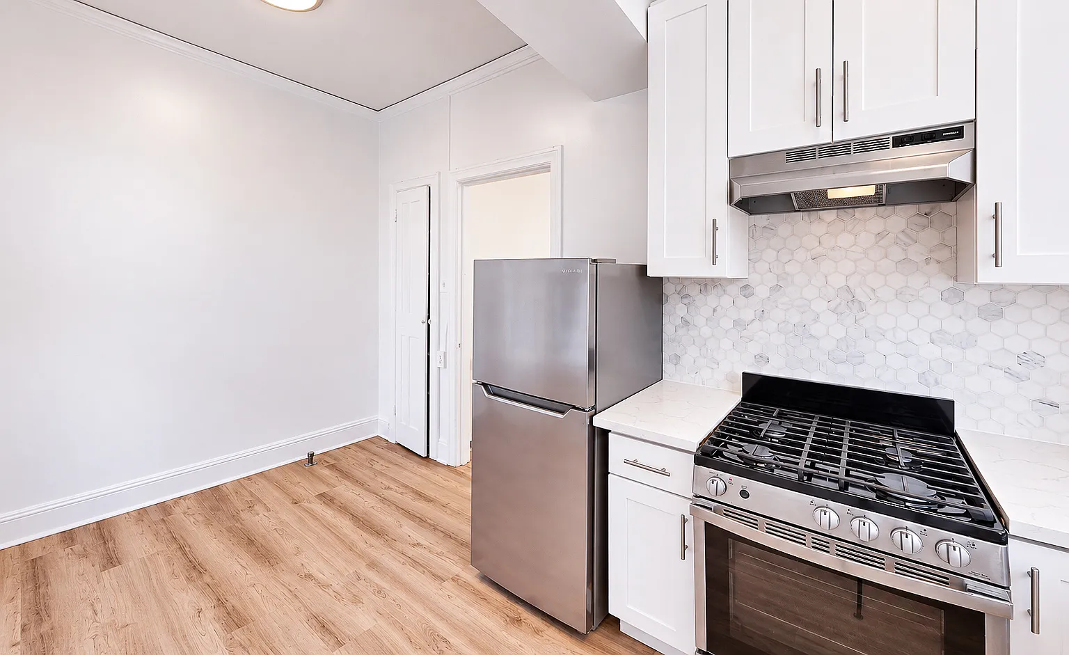 Spacious Updated Hayes Valley Studio — Photo 2