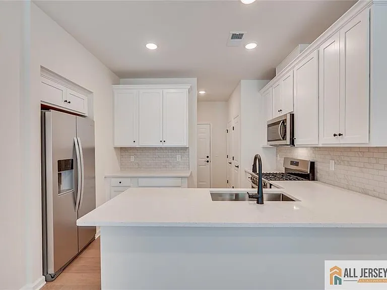323 Sadie Cir — Photo 8