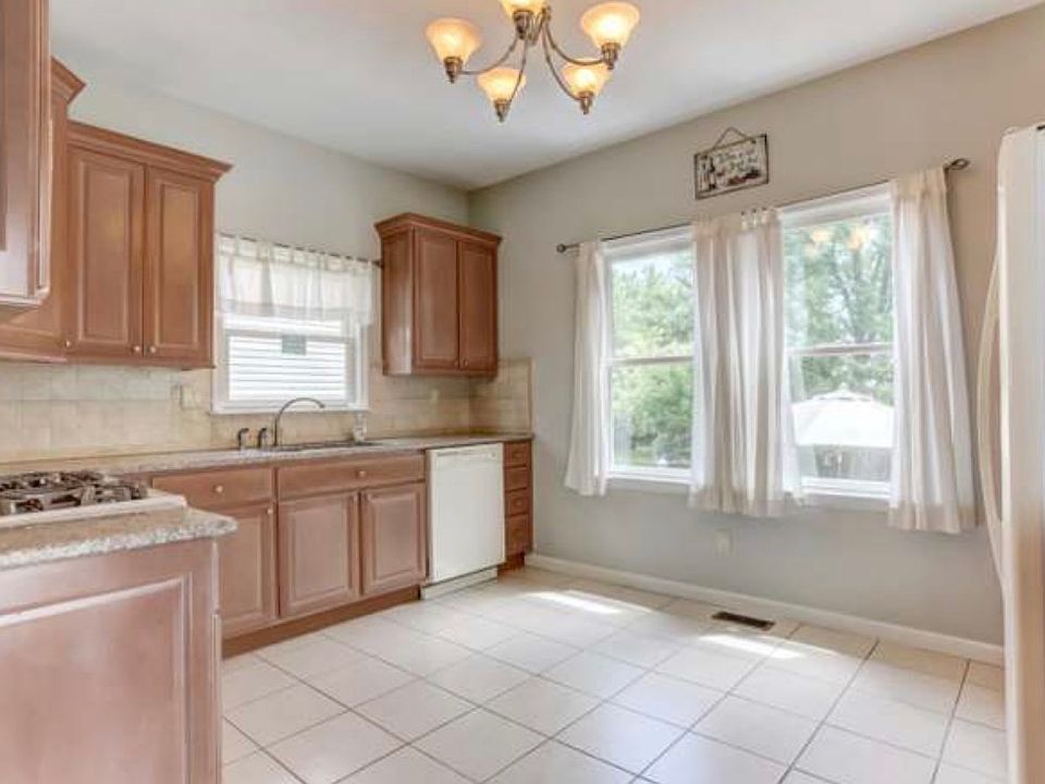 1st image of 15 Broomall Ave