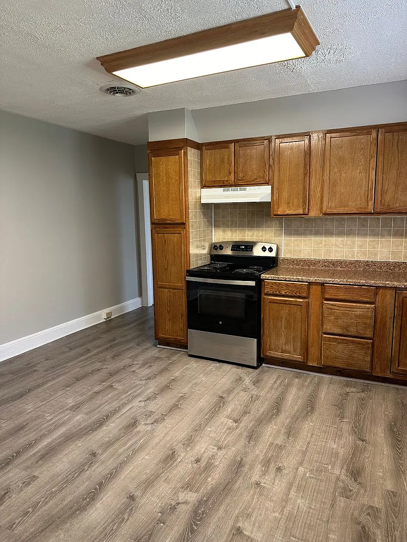 Adorable 3 Bedroom Duplex for $1,800./month — Photo 4