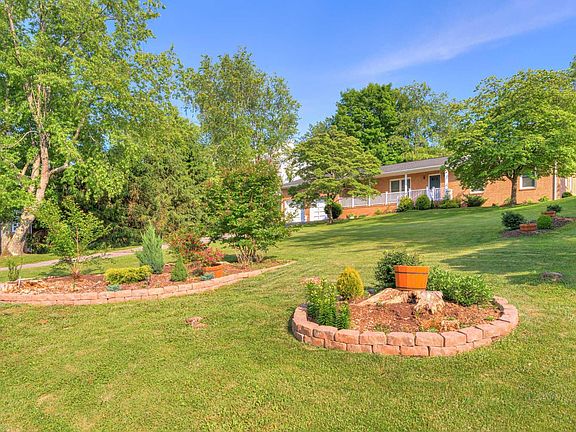 3rd image of 50 Rosehill Dr