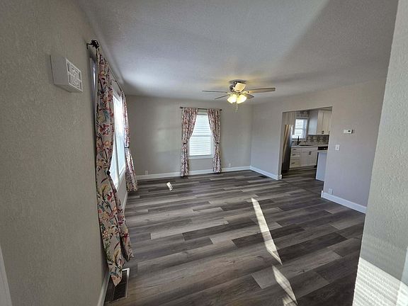 3rd image of 806 W Oliver St