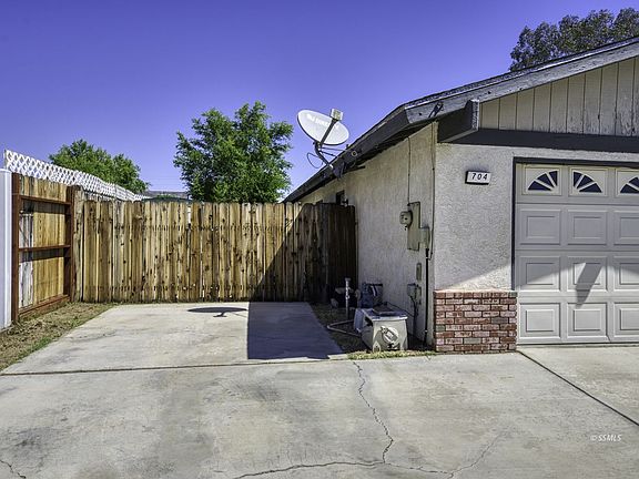 3rd image of 704 White Oak Dr