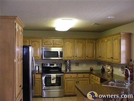 Kitchen~plenty of counter space