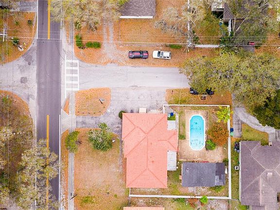 5th image of 802 W Country Club Dr