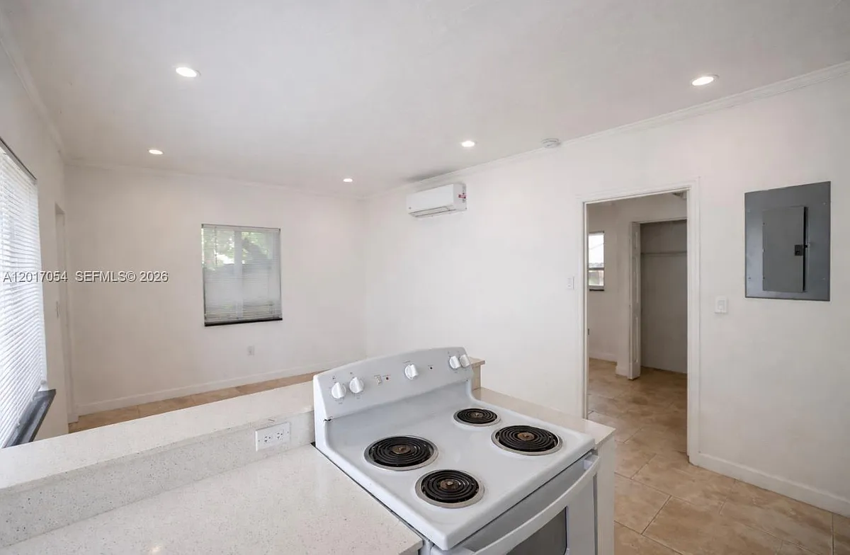 Building Photo - 572 NE 67th St #5