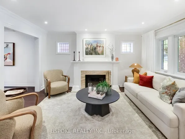 214 Gainsborough Rd, Toronto, ON M4L 3C6