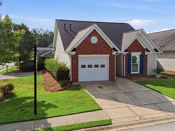 3rd image of 332 Woodhouse Dr