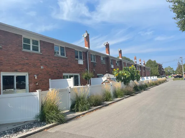 Georgian Manor Townhomes, 646 Indian Rd N, Sarnia, ON N7T 7G8