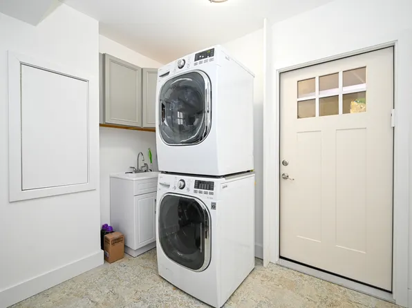 320 Whitman Drive image 17 of 27