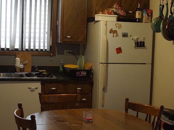 Large kitchen w dining