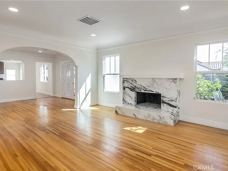 1094 S Plymouth Blvd — Photo 5