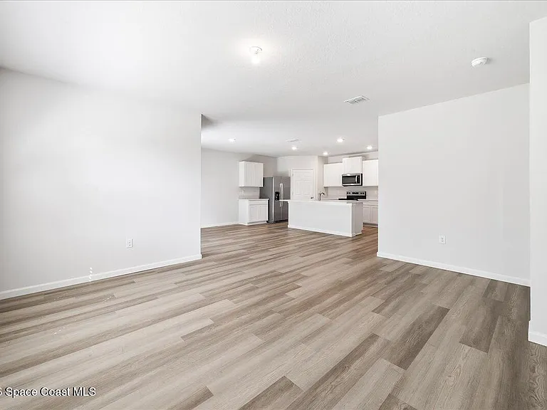 566 Rembrandt St SE — Photo 18