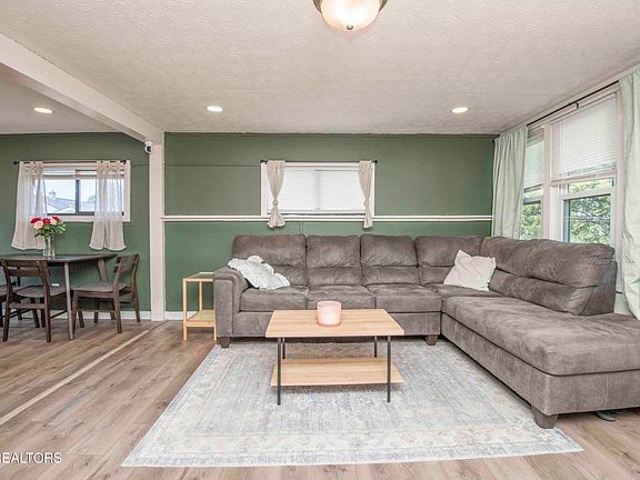 4th image of 127 Wellington Cir